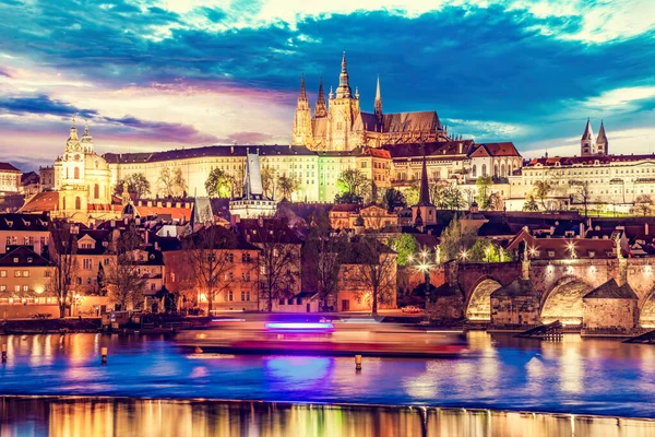 Praga Repubblica Ceca Ponte Carlo Hradcany Con Castello Cattedrale Notte — Foto Stock