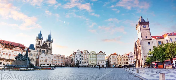 チェコ共和国プラハティン教会のパノラマと旧市街日の出 — ストック写真