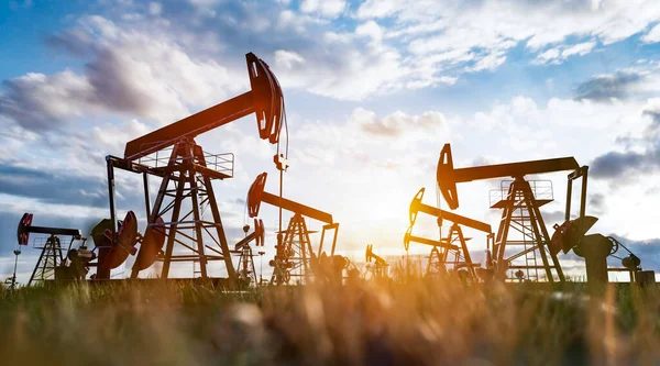 Oljepumpen Fungerar Oljefält Borr Och Petroleumutvinning — Stockfoto