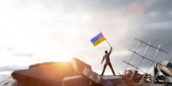 Mann Mit Ukraine Fahne Auf Ruine Der Stadt Ukrainischer Sieg — Stockfoto