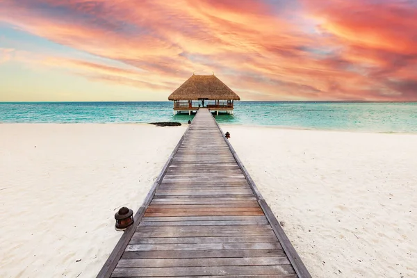 Strand Maldív Szigeteken Naplementekor Fából Készült Móló Kis Fészer Egzotikus — Stock Fotó