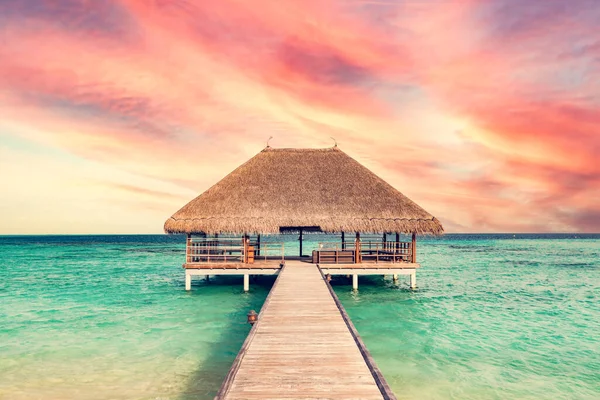 Spiaggia Alle Maldive Tramonto Pontile Legno Piccolo Capanno Destinazione Vacanza — Foto Stock