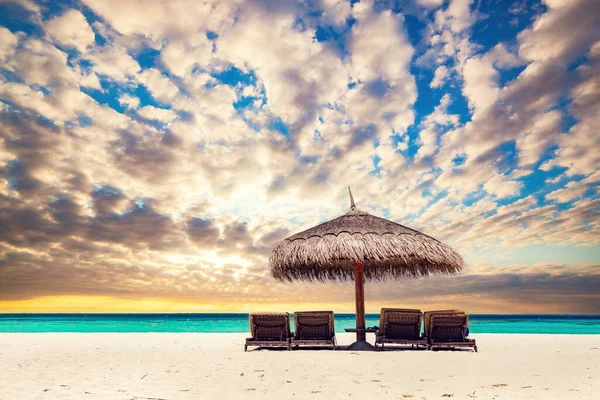 Strand Malediven Bij Zonsondergang Met Ligstoel Parasol Exotische Vakantiebestemming — Stockfoto