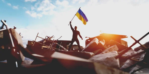 Mann Mit Ukraine Fahne Auf Ruine Der Stadt Ukrainischer Sieg — Stockfoto