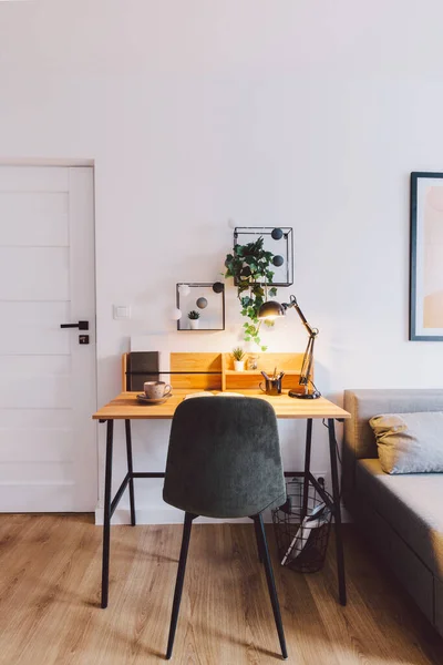 在家里的办公室工作 现代简朴的木制书桌 工作场所设计 — 图库照片