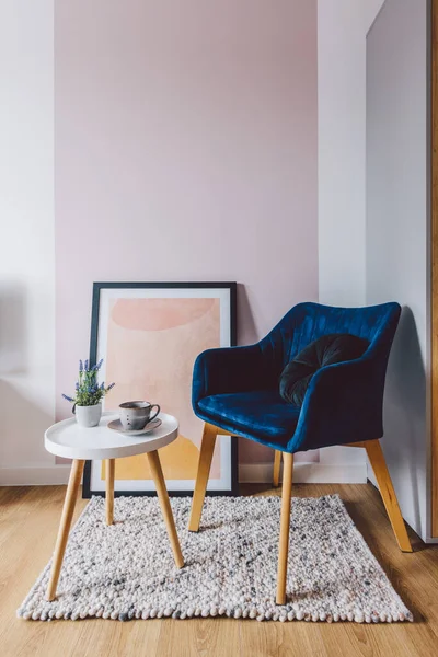 公寓内部的小桌椅和设计师椅 漂亮雅致的设计 — 图库照片