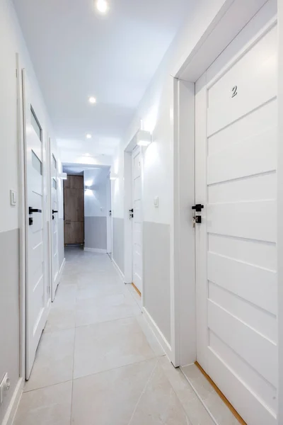 Couloir Avec Portes Blanches Dans Appartement Louer — Photo