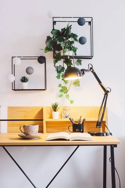 在家里的办公室工作 现代简朴的木制书桌 工作场所设计 — 图库照片