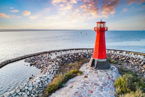 Rode Vuurtoren Rotsachtige Haven Bij Zonsondergang Gdansk Polen — Stockfoto