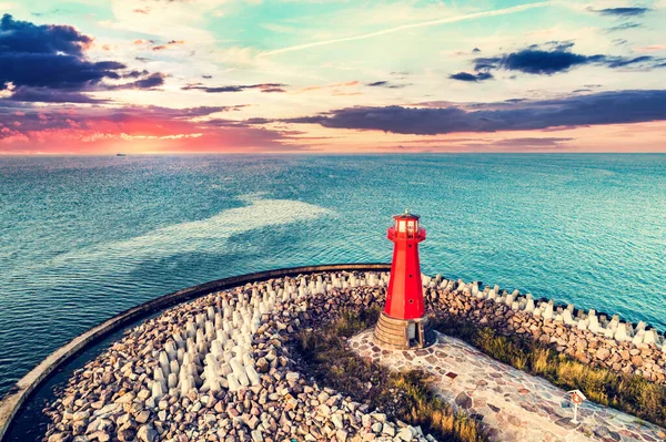 Rode Vuurtoren Rotsachtige Haven Bij Zonsondergang Gdansk Polen — Stockfoto