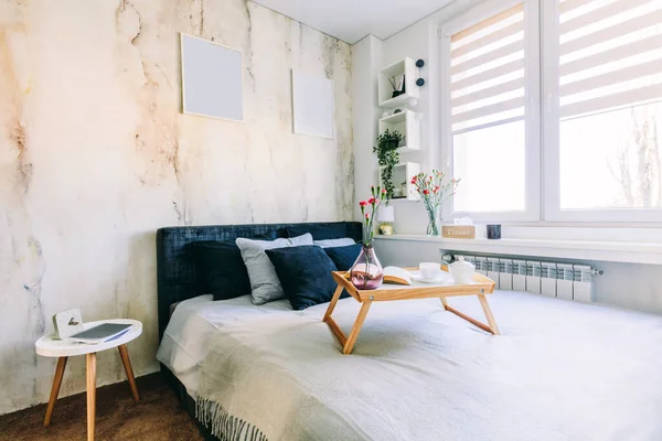 Café Fleurs Sur Plateau Lit Dans Une Chambre Élégante Home — Photo