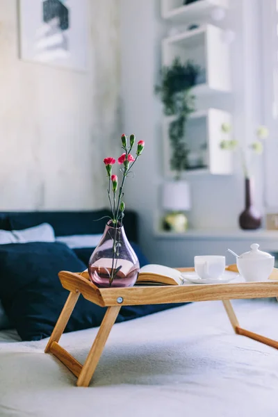 在雅致的卧室里 咖啡和鲜花放在床盘上 家庭暂居 — 图库照片