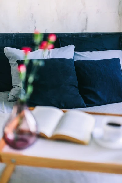Kahve Çiçekler Şık Yatak Odasındaki Yatak Tepsisinde Sahneleme — Stok fotoğraf