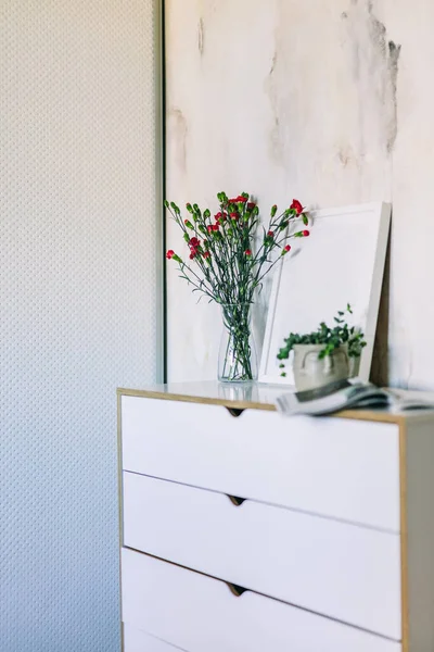 Fleurs Sur Placard Dans Chambre Home Staging — Photo