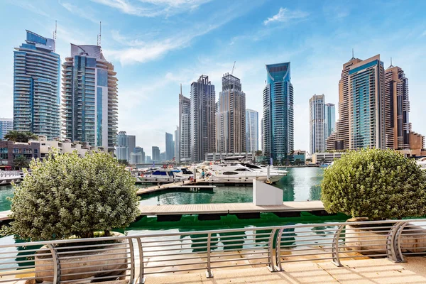 アラブ首長国連邦のヨットとドバイマリーナ 高層住宅 ビジネス高層ビル — ストック写真