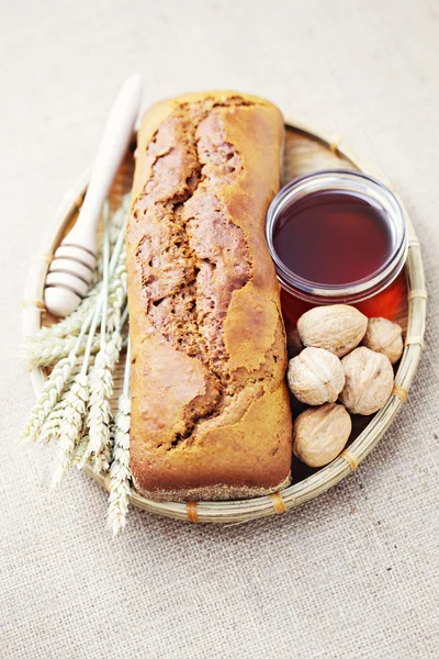 クルミと蜂蜜のパン — ストック写真