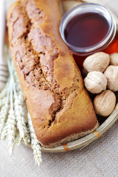 Горіховий і медовий хліб — стокове фото