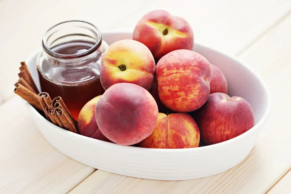 Peaches with honey and cinnamon — Stock Photo, Image