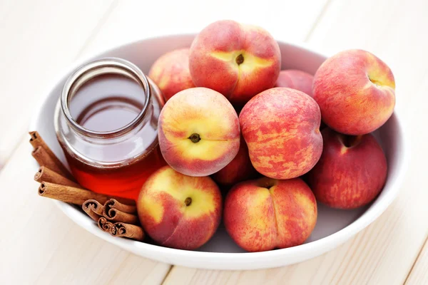 Peaches with honey and cinnamon — Stock Photo, Image