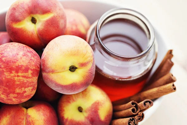 Perziken met honing en kaneel — Stockfoto