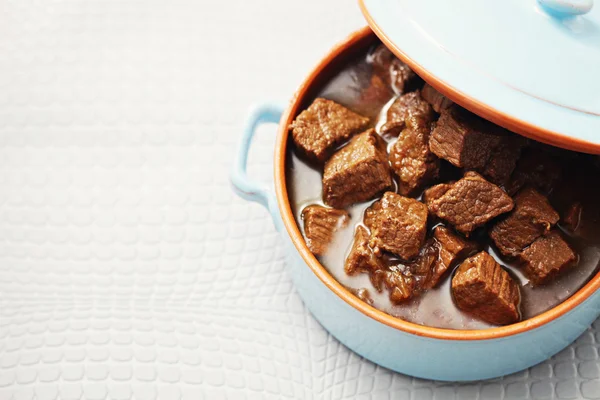 Goulash com carne bovina e cerveja — Fotografia de Stock