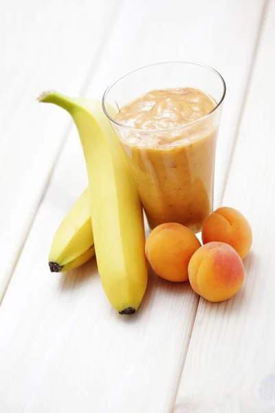 Banan och aprikos skaka — Stockfoto