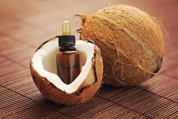 Kokosový esenciální olej — Stock fotografie
