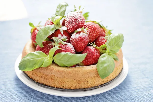 Basilikumkuchen mit Erdbeeren — Stockfoto