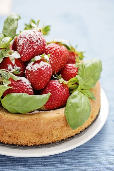 Basilikumkuchen mit Erdbeeren — Stockfoto