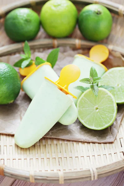 Lime ice-cream — Stock Photo, Image