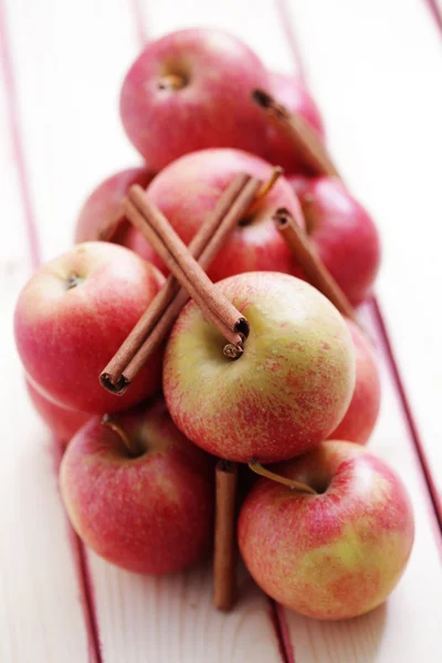 Яблоки с корицей — стоковое фото
