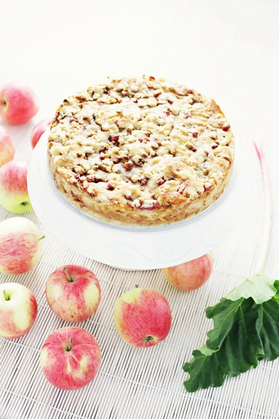 Gâteau aux pommes avec rhubarbe — Photo