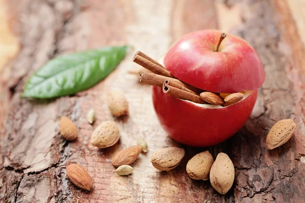 Apfel mit Mandeln fertig gebacken — Stockfoto