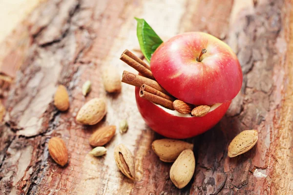 Pomme aux amandes prête à cuire — Photo