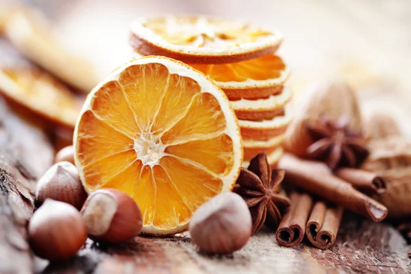 Suché pomeranče s ořechy a skořicí — Stock fotografie