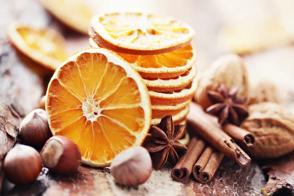 Suché pomeranče s ořechy a skořicí — Stock fotografie
