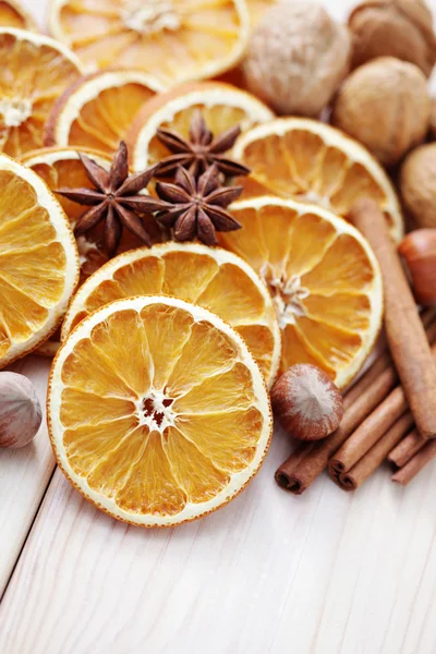 Naranjas secas con nuez y canela — Foto de Stock