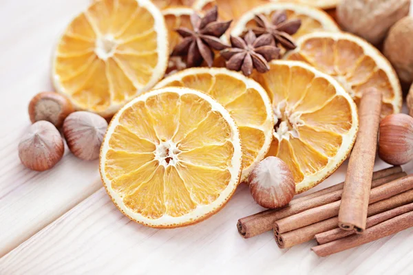 Сухие апельсины с грецким орехом и корицей — стоковое фото
