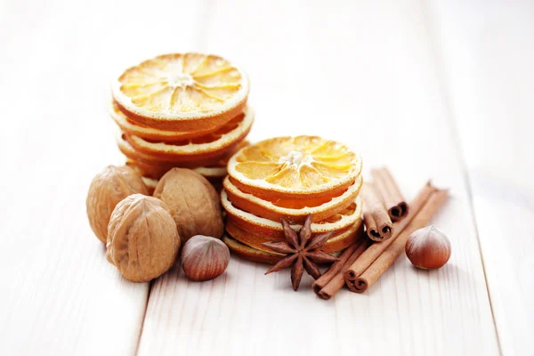 Сухие апельсины с грецким орехом и корицей — стоковое фото