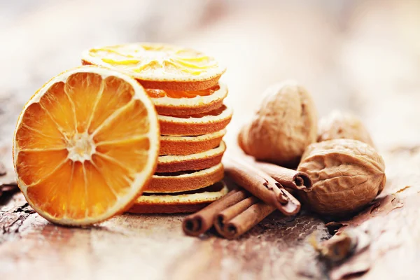 Ξηρό πορτοκάλια με καρύδια και κανέλα — Φωτογραφία Αρχείου