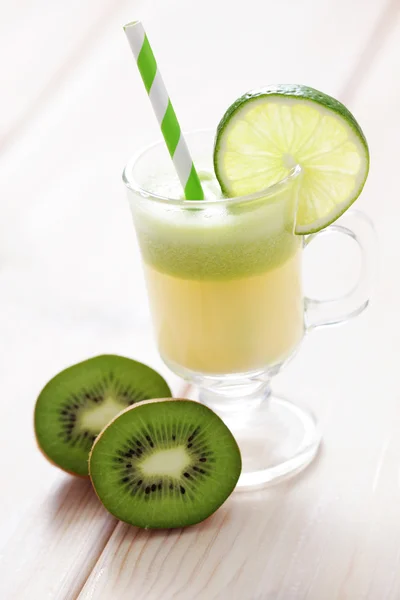 Kiwi en meloen SAP — Stockfoto