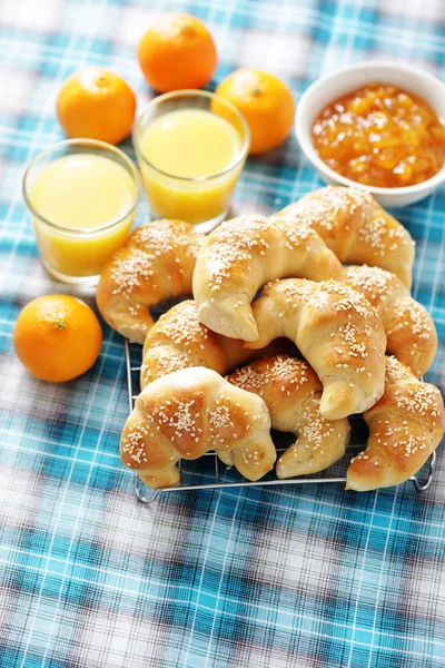 Croissants mit Marmelade — Stockfoto