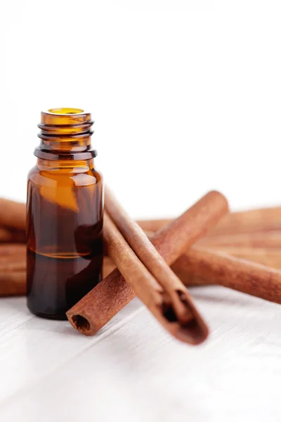 Olio di aromaterapia alla cannella — Foto Stock