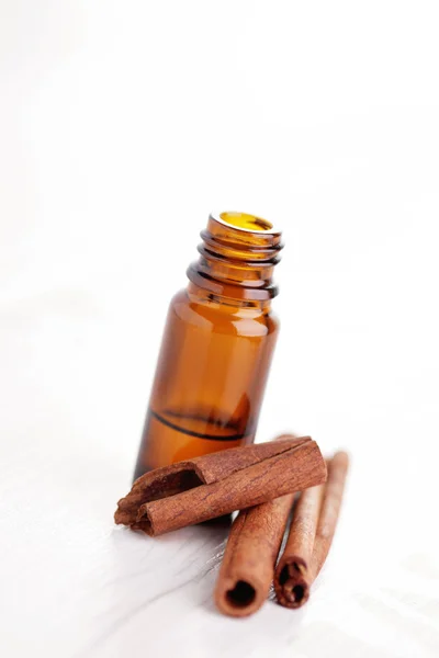 Óleo de aromaterapia de canela — Fotografia de Stock
