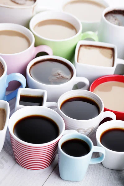 Много кофейных чашек — стоковое фото