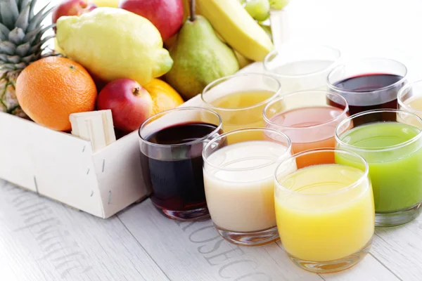 果味果汁的饮料和饮料 — 图库照片