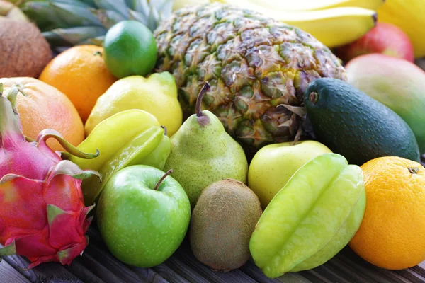 Fruits tropicaux frais — Photo