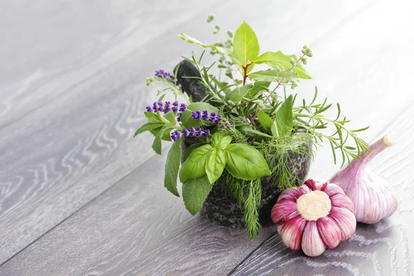 Herbs and garlic — Stock Photo, Image