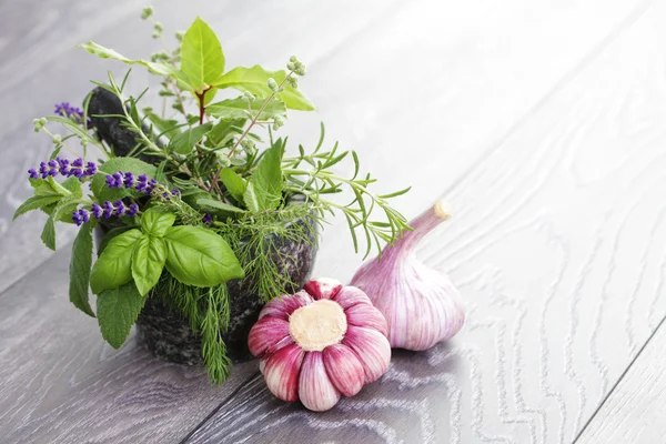 Herbs and garlic — Stock Photo, Image