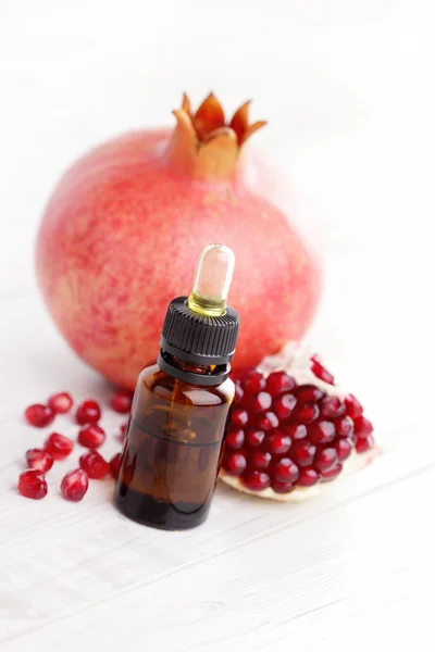 Esenciální olej z granátového jablka — Stock fotografie